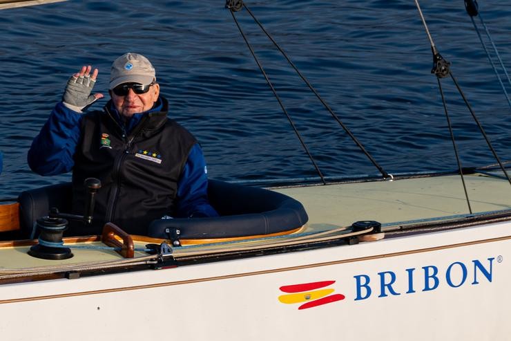 O Rei emérito Juan Carlos sae a navegar no Bribón / Elena Fernández 