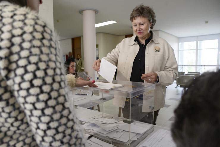 A alcaldesa de Castro Caldelas e candidata do PSOE á reelección, Sara Inés Veiga, exerce o seu dereito a voto, a 26 de novembro de 2023 en Castro Caldelas / Rosa Veiga - Europa Press / Europa Press