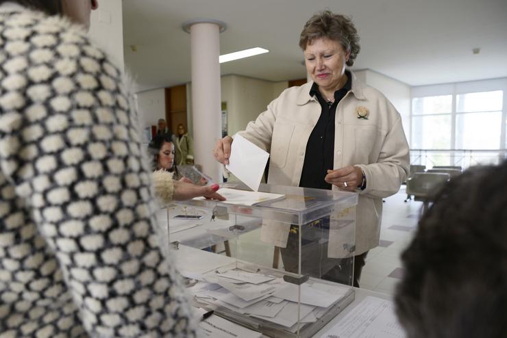 A alcaldesa de Castro Caldelas e candidata do PSOE á reelección, Sara Inés Veiga, exerce o seu dereito a voto, a 26 de novembro de 2023 en Castro Caldelas / Rosa Veiga - Europa Press / Europa Press