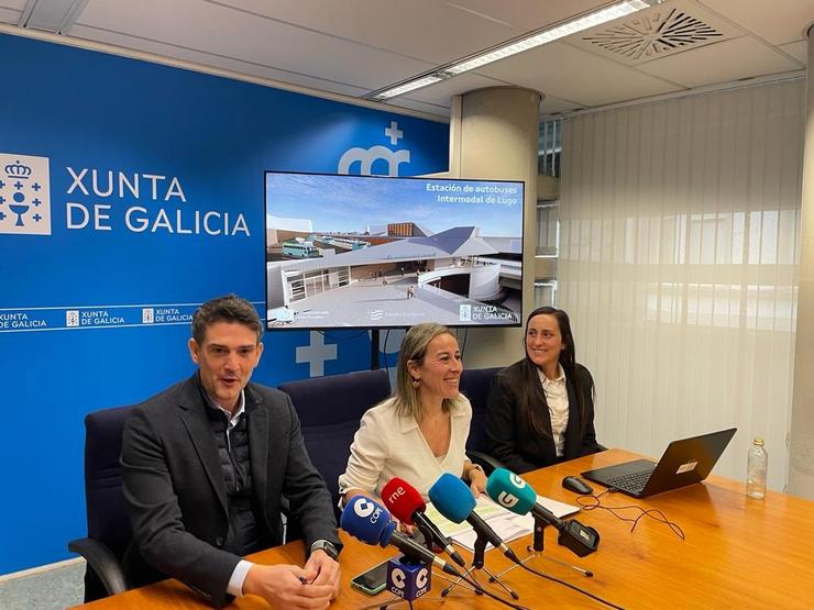 O delegado territorial da Xunta, Javier Arias, a conselleira de Infraestruturas, Ethel Vázquez, e a xefa do servizo, Tamara Subiela, durante a presentación do proxecto de construción da nova estación de autobuses intermodal de Lugo / Europa Press