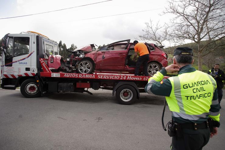 Arquivo - Un Garda Civil vixía a retirada do coche sinistrado, no accidente, por un guindastre, a 1 de abril de 2023, en Xove, Lugo, Galicia, (España). Dous homes e dúas mulleres, veciños de Ribadeo, faleceron nun accidente de circulación registr. Carlos Castro - Europa Press - Arquivo / Europa Press