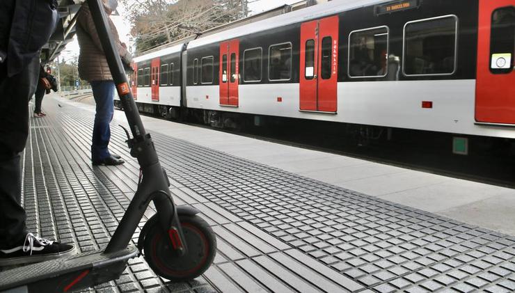 Usuario de patinete nunha estación de tren / RTVE