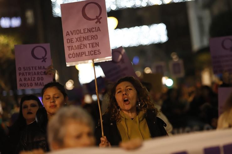 Varias persoas mostran carteis, durante unha marcha pola eliminación da violencia contra as mulleres.