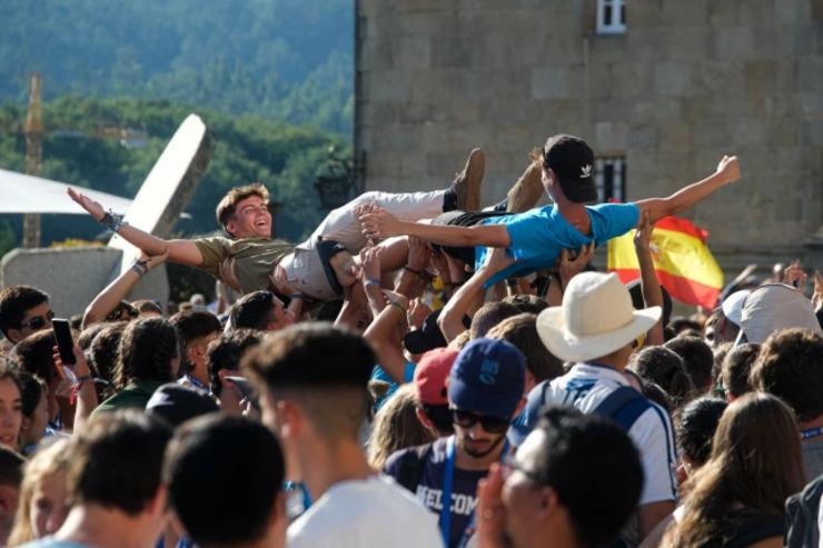 Mozos peregrinos tras chegar á Praza do Obradoiro / Arquivo