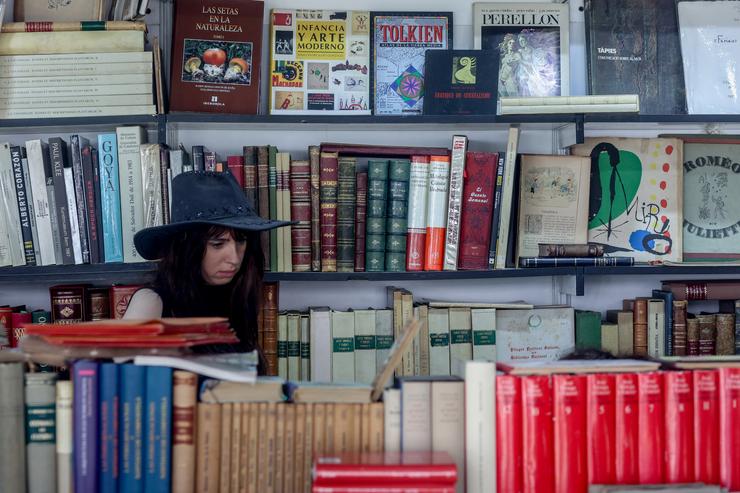 Arquivo - Unha muller visita a Feira de Outono do Libro Vello e Antigo de Madrid no Paseo de Recoletos, a 1 de outubro de 2023, Madrid (España). Esta é a 33ª edición desta feira que terá lugar ata o 15 de outubro. Contará coa participación. Ricardo Rubio - Europa Press - Arquivo