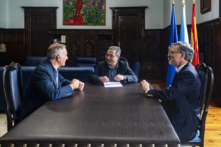 O presidente da Deputación de Ourense, Luís Menor, recibe ao director e ao secretario da Eurroregión Galicia-Norte de Portugal, Nuno Almeida e Xosé Lago.. ALBERTE PAZ/DEPUTACIÓN / Europa Press