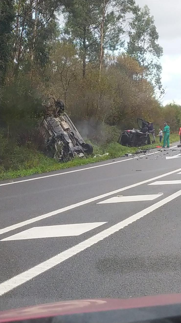 Coches envorcados nun accidente en Dumbría / remitida