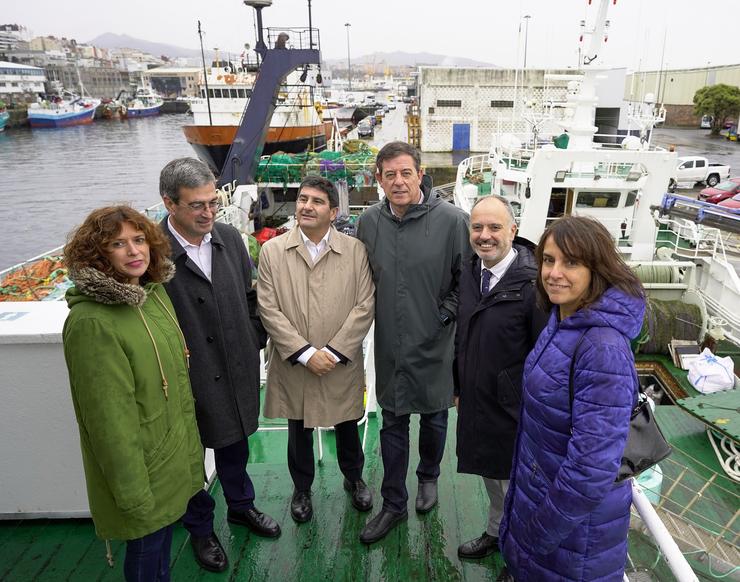 O delegado do Goberno en Galicia, Pedro Blanco, e o candidato do PSdeG á presidencia da Xunta, Xosé Ramón Gómez Besteiro, nunha visita á Cooperativa de Armadores de Vigo 