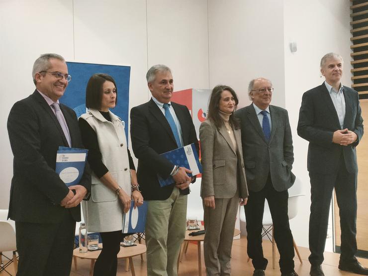 Representantes do Foro Económico de Galicia, na presentación do Informe de Conxuntura do segundo trimestre de 2023, na sede de Zona Franca de Vigo. 