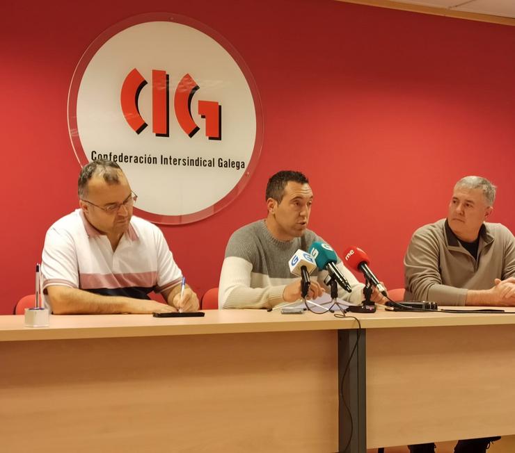 Rolda de prensa sobre a folga de traballadores do servizo de limpeza de Correos, con Óscar Igrexas (centro) e Xavier Tourea (primeiro pola esquerda) / Europa Press