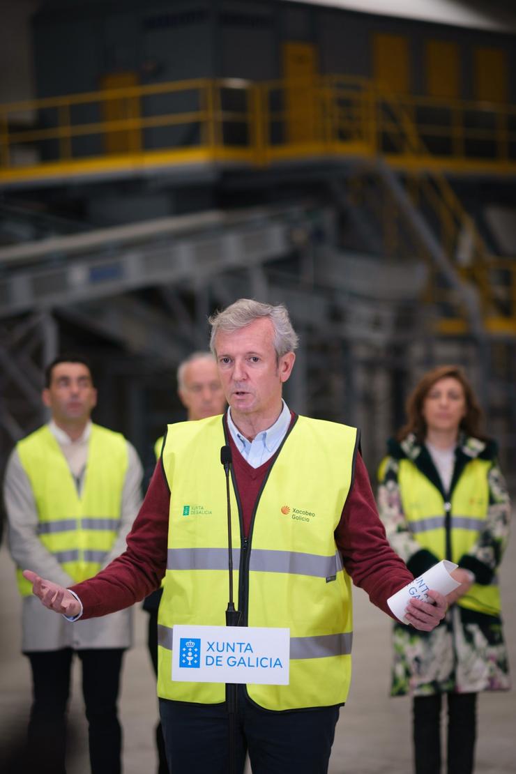 O presidente da Xunta, Alfonso Rueda, nunha visita á planta de Sogama en Vilanova de Arousa 