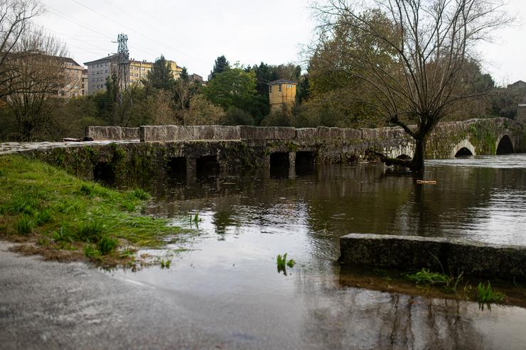 Rúas alagadas a consecuencia da crecida do río Tea, a 4 de novembro de 2023, en Ponteareas 