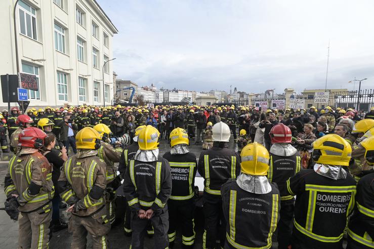 Bombeiros dos parques comarcais durante unha concentración fronte á Deputación da Coruña 