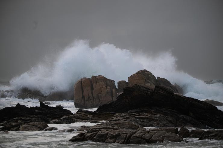O mar con ondas polo temporal e a borrasca na costa de Galicia / Elena Fernández - Europa Press 