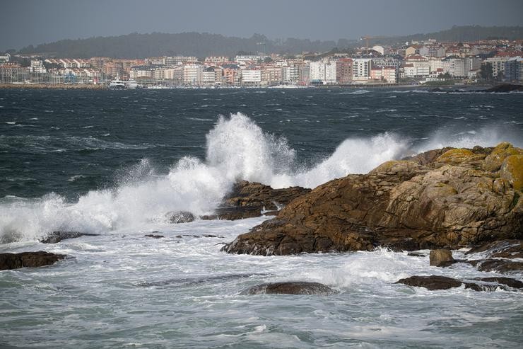 Vista do mar picado con edificios ao fondo./ Elena Fernández  