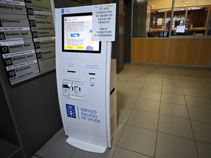 Máquina do centro de saúde de Viveiro cun cartel que advirte que non hai médicos dispoñibles para atender citas 