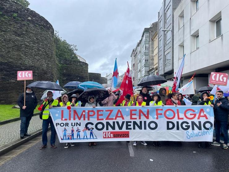 Un centenar de traballadoras do sector da limpeza de edificios e locais da provincia de Lugo maniféstanse fronte ao edificio sindical tras 24 días de folga indefinida, en Lugo, a 8 de novembro de 2023 / Arquivo