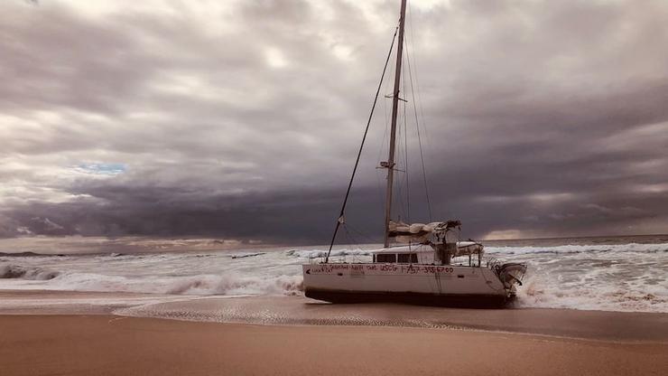 Iate aparecido na praia de Area Maior, en Louro, Muros/Foto de Manuel Maria Candamo