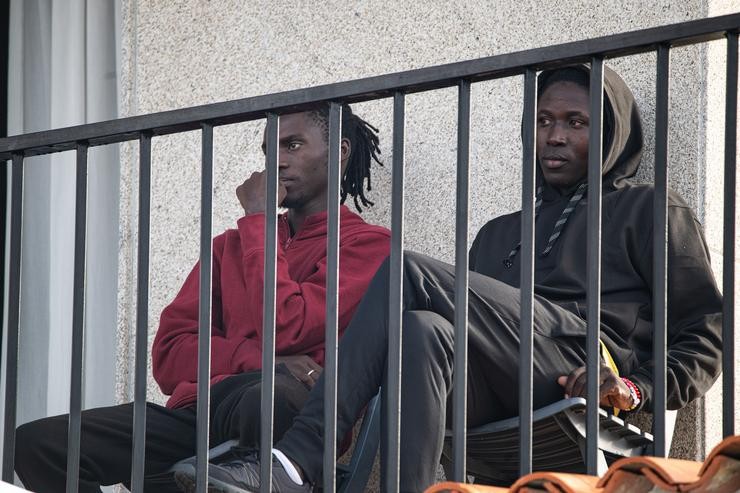 Varios migrantes procedentes de Canarias nunha das terrazas do hotel Baixamar, en Sanxenxo / Elena Fernández - Europa Press 