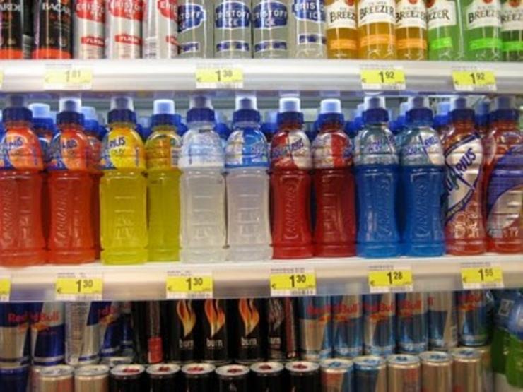Bebidas enerxéticas e refrescos considerados para deportistas adoitan estar xuntos nos supermercados 