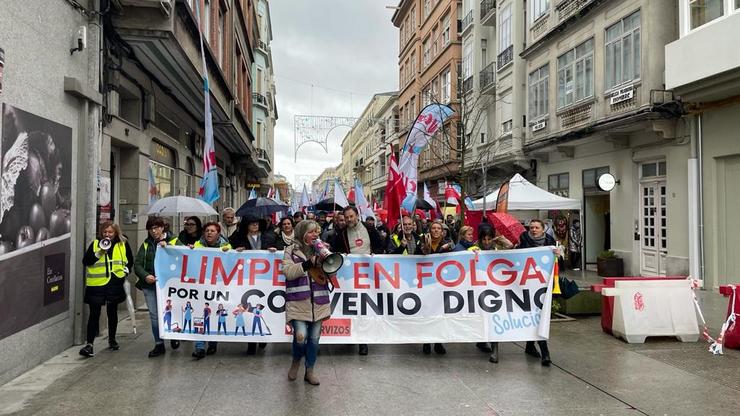 O secretario xeral da CIG, Paulo Carril; e a representante de CIG-Servizos na provincia de Lugo, Asunción Castiñeira; encabezando a concentración do sector da limpeza tras 58 días de folga indefinida. En Lugo, a 12 de decembro de 2023 / Arquivo