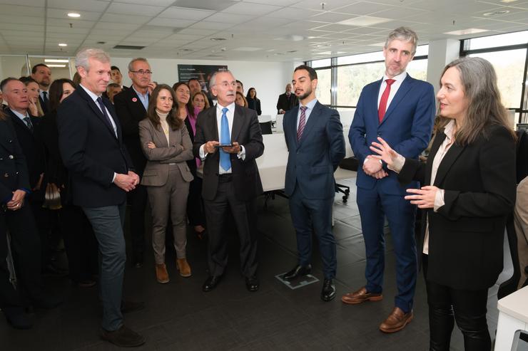 O presidente da Xunta, Alfonso Rueda, visita a sede da empresa Oesia en Nigrán./ DAVID CABEZON @ XUNTA / Europa Press