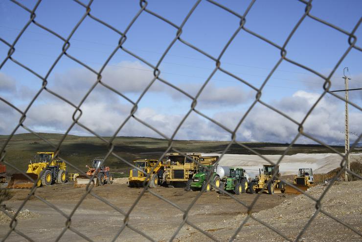 Maquinaria pesada na mina de Penouta, a 2 de decembro de 2023, en Viana do Bolo, Ourense, Galicia (España). Esta trátase da única mina de coltán en toda Europa. Estaba a ser explotada pola empresa Strategics Minerals Spain ata que este pasado. Rosa Veiga - Europa Press / Europa Press