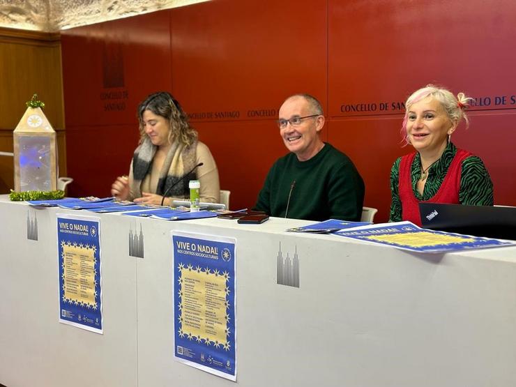 O concelleiro de Convivencia e Centros Socioculturais, Xan Duro, presentou a programación de 'Vive ou Nadal nos centros socioculturais', Estivo acompañado polas dúas responsables da rede destes centros, Lourdes da Cruz e Yovana Quintana.. CONCELLO DE SANTIAGO 