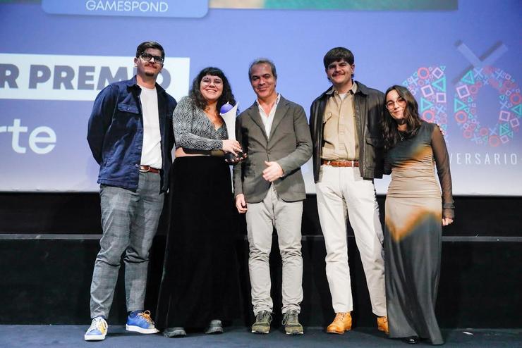 Os integrantes do estudo Gamespond e antigos alumnos de Campus Industrial de Ferrol, Diego Pérez, Alicia Puentes, Juan García e Mónica García, xunto ao director xeral da Asociación Española de Videoxogos (AEVI), José María Moreno / PLAYSTATION TALENTS