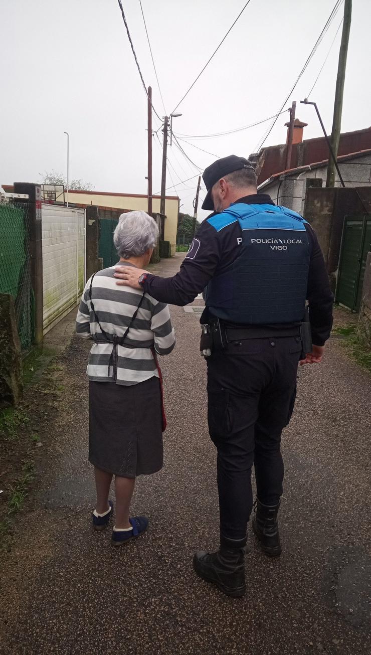 Imaxe dun axente axudando a unha anciá.. POLICÍA LOCAL DE VIGO / Europa Press