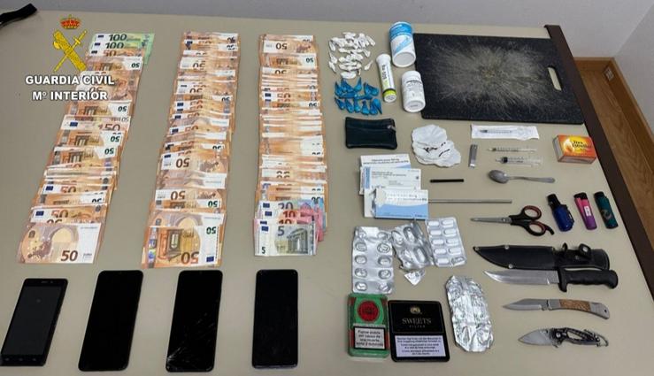 Diñeiro, droga e outros efectos intervidos a un home detido en Cangas por un delito de tráfico de drogas / Europa Press