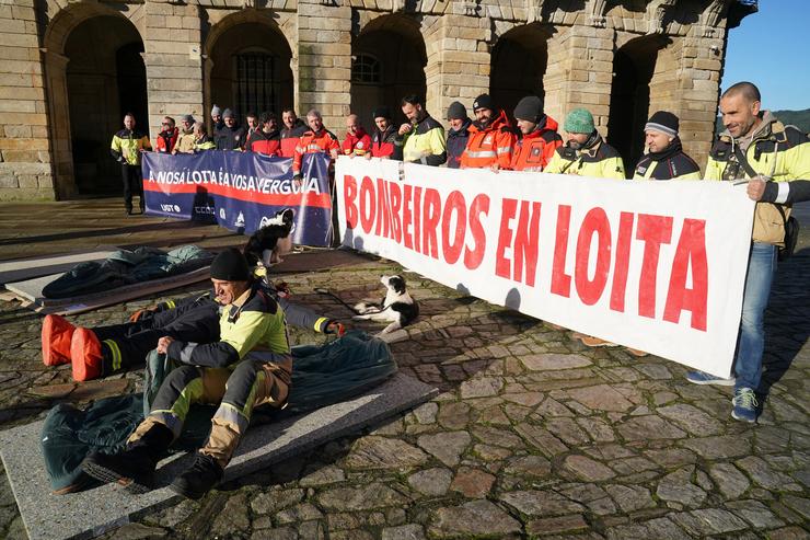 Concentración dos bombeiros no Obradoiro / Álvaro Ballesteros