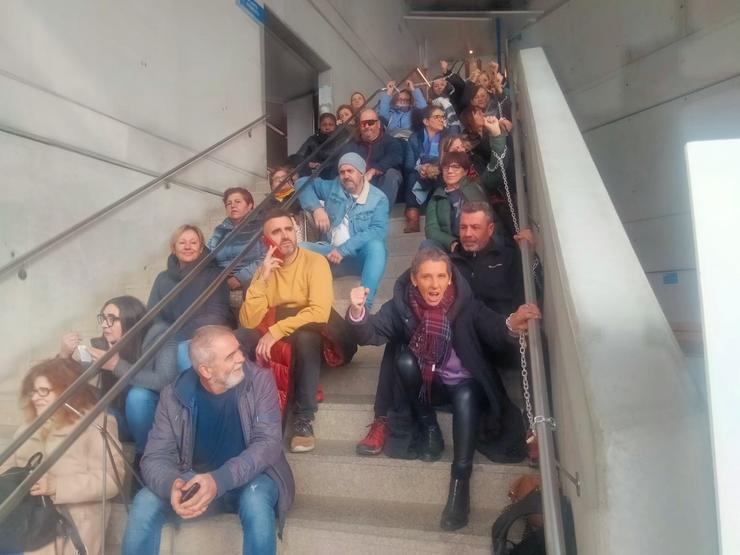 Traballadoras do sector da limpeza de edificios e locais da provincia de Lugo, encadeadas á escaleira do edificio da Xunta de Galicia durante o seu peche en sinal de protesta. En Lugo, a 15 de decembro de 2023 / CIG