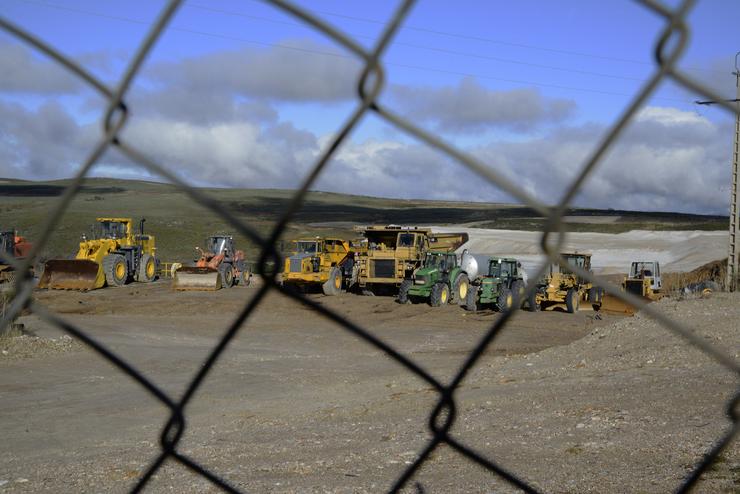 Maquinaria pesada na mina de Penouta, a 2 de decembro de 2023, en Viana do Bolo, Ourense. / Rosa Veiga - Europa Press