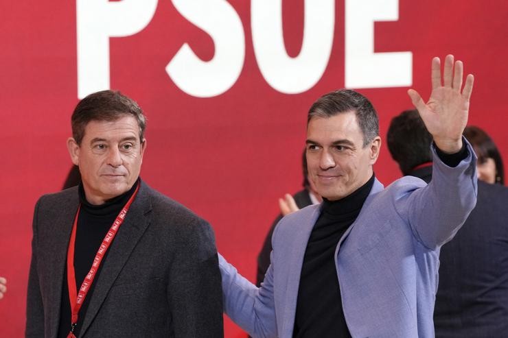 O deputado do PSOE e candidato dos socialistas galegos á presidencia da Xunta, Xosé Ramón Gómez Besteiro (i), e o secretario xeral do PSOE e presidente do Goberno, Pedro Sánchez (d).. Álvaro Ballesteros - Europa Press / Europa Press