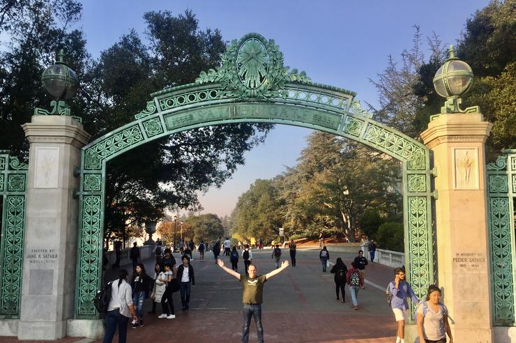 En Sather Gate, entrando na Universidade de California en Berkeley
