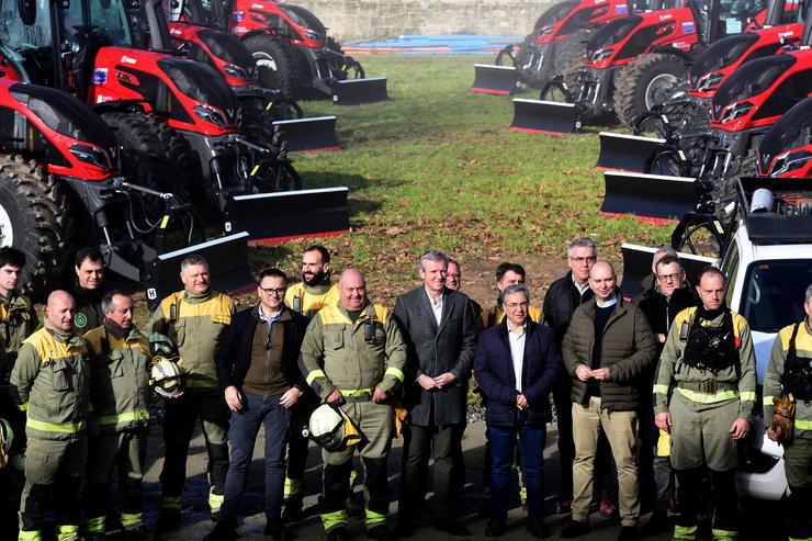 O presidente da Xunta, Alfonso Rueda, acompañado do conselleiro do Medio Rural, José González, na inauguración do Centro Integral de Loita contra ou Lume, en Toén (Ourense).. XUNTA / Europa Press