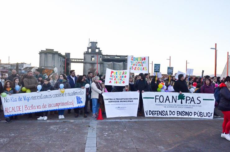 Protesta de Anpas de Vigo ante o Concello, reclamando a cobertura das prazas de conserxes nos centros educativos públicos da cidade.. BNG DE VIGO / Europa Press