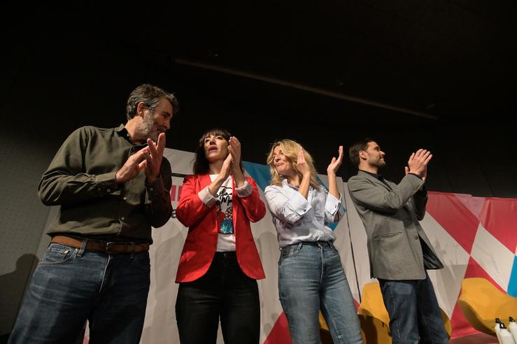 O militante de Sumar Galicia, Juan Díaz Villoslada, Yolanda Díaz e Paulo Carlos López.