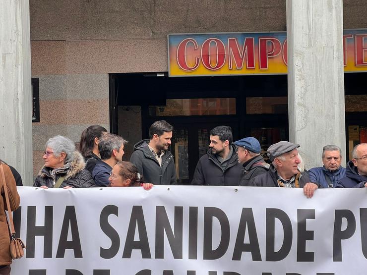 Paulo Carlos López, portavoz de Sumar Galicia, xunto a Borja San Ramón, coordinador de Podemos Galicia, na concentración de Sos Sanidade Pública / Europa Press