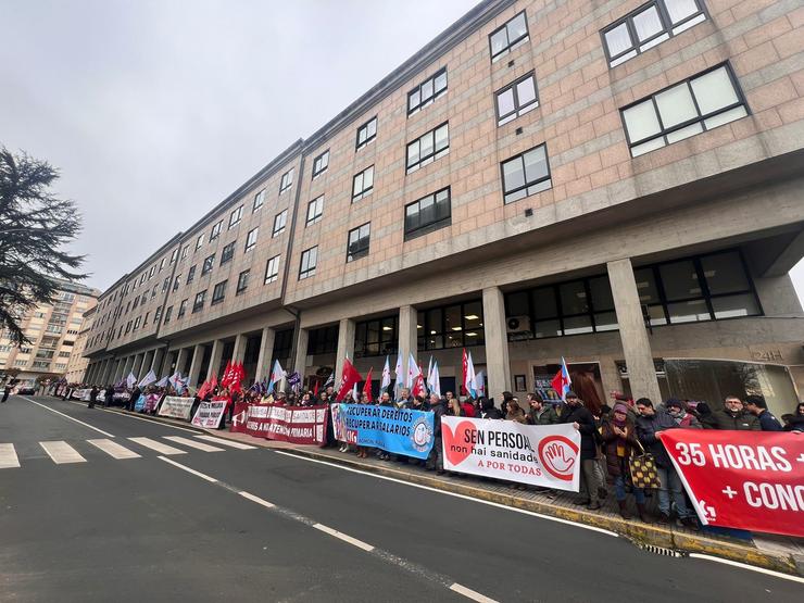 Protesta da sanidade e funcionarios ante o Parlamento contra os orzamentos reciben o aplauso dos bombeiros / Europa Press