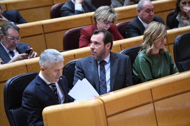 O ministro de Interior, Fernando Grande-Marlaska; o ministro de Transporte e Mobilidade Sustentable, Óscar Puente e a ministra Portavoz e ministra de Educación, Formación Profesional e Deporte, Pilar Alegría, durante un pleno no Senado 