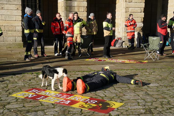 Un boneco vestido de bombeiro en chan durante unha concentración en forma de protesta pacífica, na Praza do Obradoiro /  Álvaro Ballesteros - Europa Press 