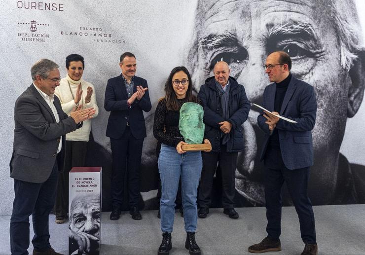 O presidente da Deputación de Ourense, Luis Menor, entrega o premio de novela Eduardo Branco Amor á xornalista Sara Vila/ DEPUTACIÓN DE OURENSE / Europa Press