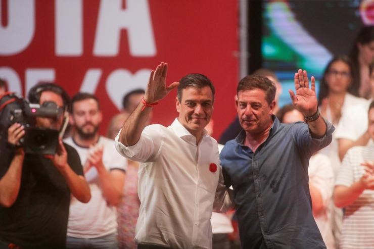 O secretario xeral do PSOE e presidente do Goberno, Pedro Sánchez e  o candidato do PSOE en Galicia, Gómez Besteiro 