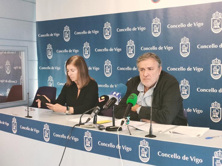 O concelleiro de Fomento e Servizos do Concello de Vigo, Javier Pardo, xunto á xefa de servizo de Transportes, Carmen Pintado / Europa Press