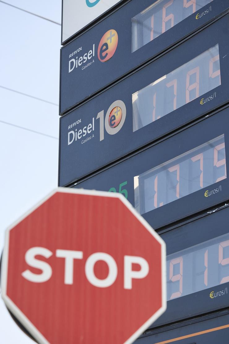 Arquivo - Prezos dos carburantes nunha gasolineira, a 27 de agosto de 2023, en Madrid (España). O prezo medio dos carburantes encadeou a súa sétima semana consecutiva de subidas, o que levou ao litro de gasolina a superar a cota dos. Jesús Hellín - Europa Press - Arquivo 