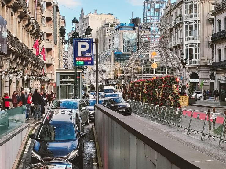 Imaxe de decenas de coches facendo cola na entrada dun parking completo en Vigo.