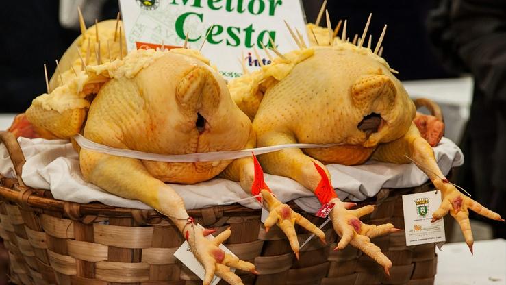 Cesta con capóns na feira