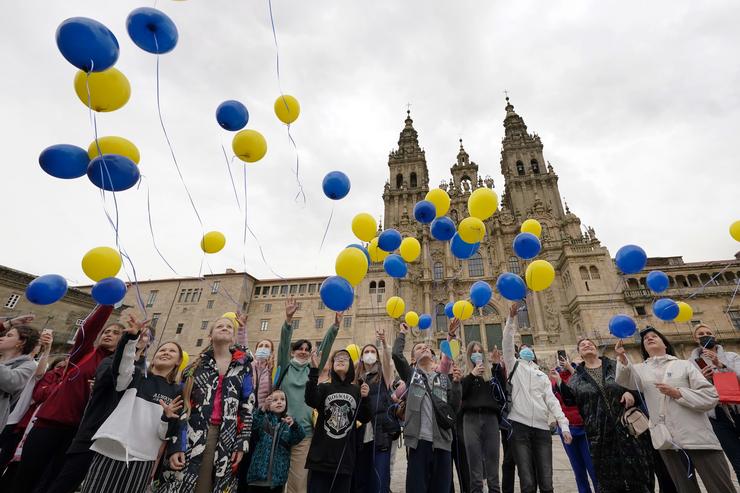 Varias persoas lanzan globos ao aire como xesto para o fin da guerra en Ucraína, na praza do Obradoiro, a 25 de marzo de 2022, en Santiago de Compostela / Álvaro Ballesteros - Arquivo
